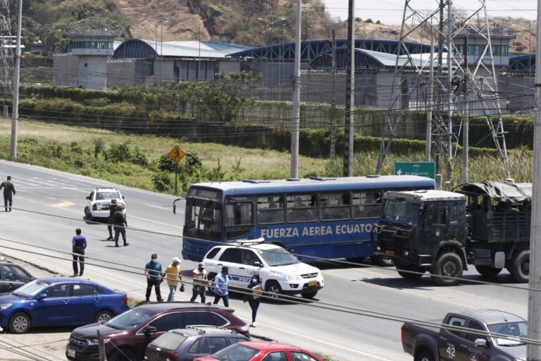 Al menos cinco muertos dejan enfrentamientos en la cárcel de Guayaquil
