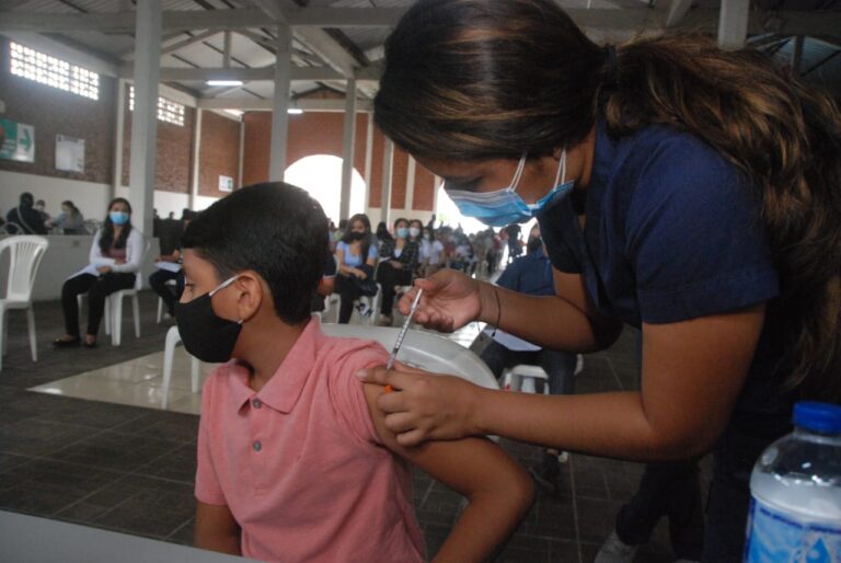 Estudiantes del colegio Insutec, los primeros adolescentes vacunados en Quevedo