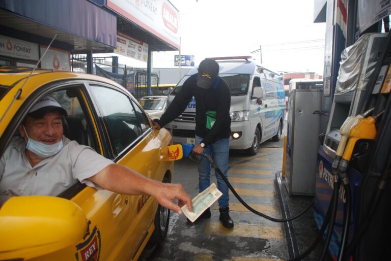 Nuevos precios de los combustibles en Ecuador: El diésel sube a USD 1,69 y la gasolina extra a USD 2,50