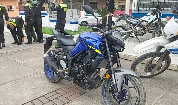 Entre la maleza abandonan motocicleta valorada en 9 mil dólares