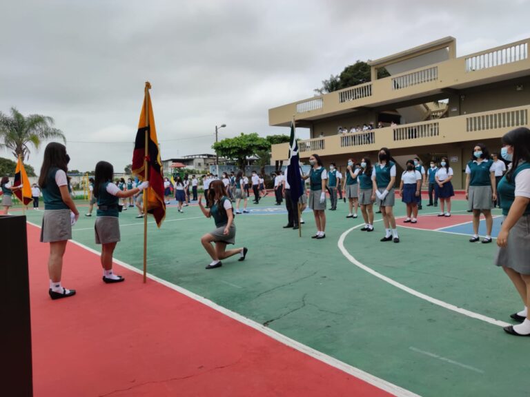 4.394 estudiantes de Los Ríos juraron la bandera