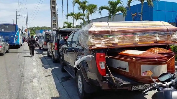 Familiares de reos asesinados llegan a la morgue de Guayaquil para retirar los cuerpos