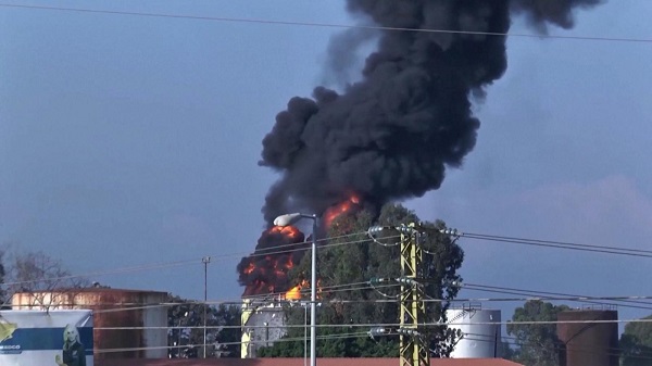Bomberos lucharon para controlar un incendio de una refinería