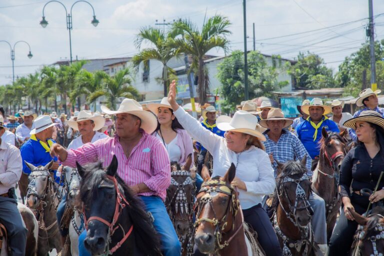 Mocache celebró las fiestas octubrinas con cabalgata y feria gastronómica