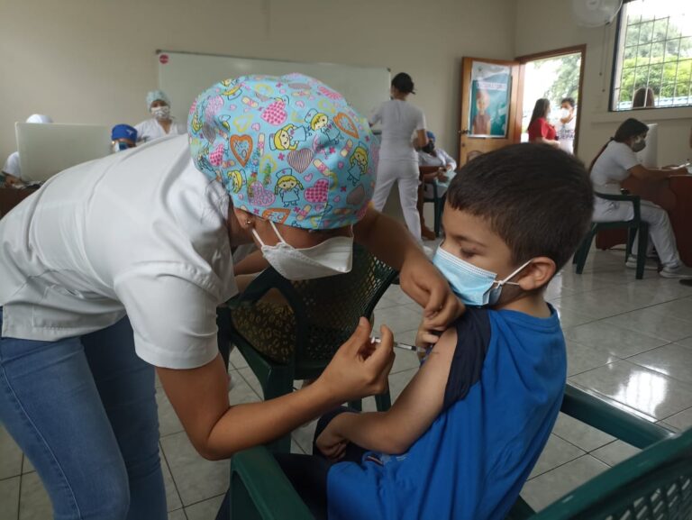 Menores de 5 a 11 años se vacunaron en Quevedo