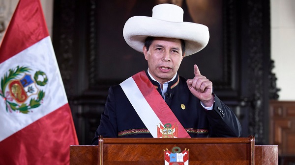 Presidente de Perú renueva gabinete y cambia ministros