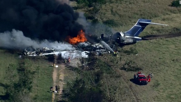 Se estrella avión en Texas con al menos 21 pasajeros a bordo