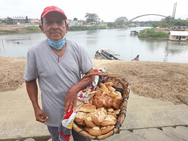 ‘Pueblo’, el panadero ambulante más conocido en Babahoyo