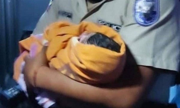 Bebé fue abandonado afuera de una casa del Suburbio en Guayaquil