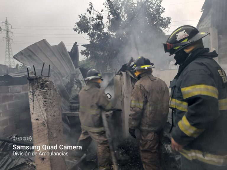 Quevedo: Voraz incendio deja a dos familias en la intemperie