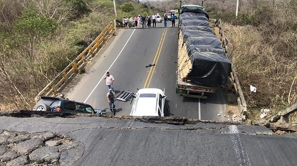 Colapsa puente que conecta las provincias de Manabí y Guayas; cinco personas resultaron heridas