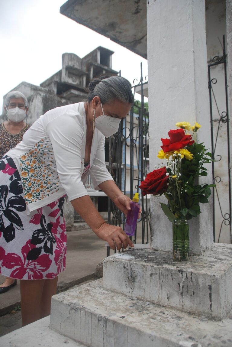 Limpiar y adornar las tumbas es una tradición que todavía permanece