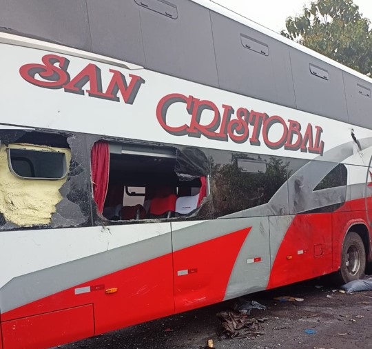 Cuatro heridos tras choque entre bus de la Cooperativa San Cristóbal y camión en Buena Fe