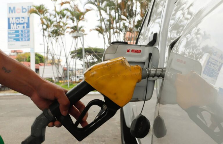El país con precio de gasolinas extra y eco a $ 2,55 y un diésel de $ 1,90; el sistema de bandas queda suspendido