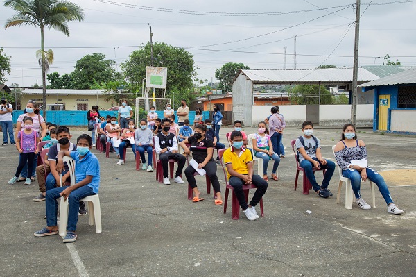 Estudiantes adolescentes de 12 a 17 años son vacunados contra el covid-19 en la escuela básica Río Guayas