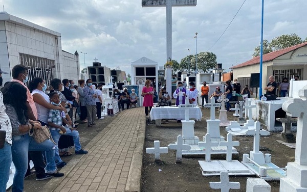 Misas en cementerio de Palenque por el día de los difuntos