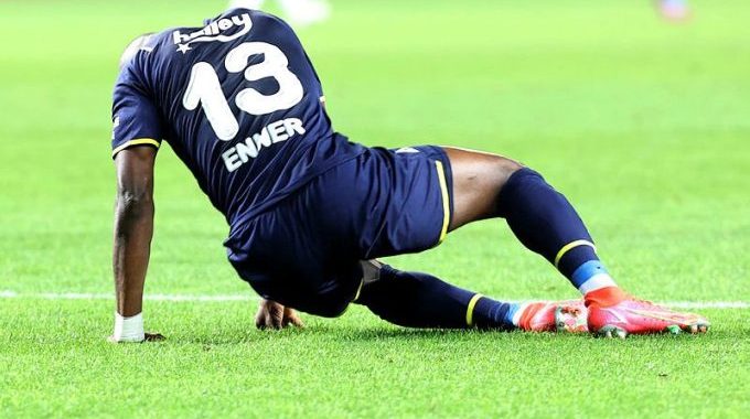 Enner Valencia sufrió lesión que lo deja fuera de la doble fecha de Eliminatorias Sudamericanas 