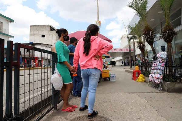 Balacera entre policías y delincuentes en Guayaquil dejó a un niño herido