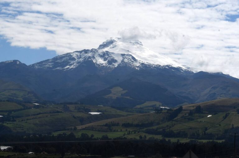 Suspenden actividades de alta montaña en cinco nevados de Ecuador