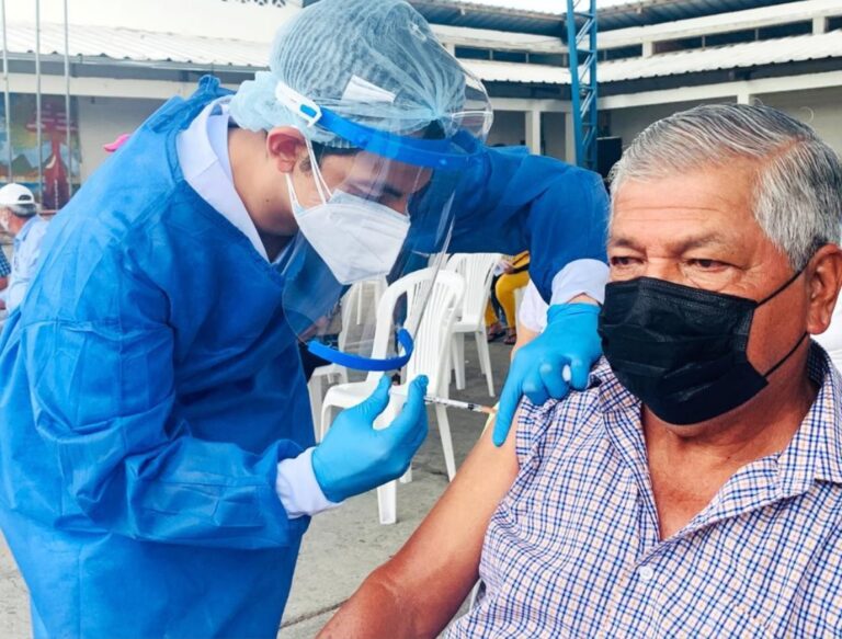 Empieza la vacunación de la tercera dosis para los adultos mayores en Quevedo, Mocache, Buena Fe y Valencia