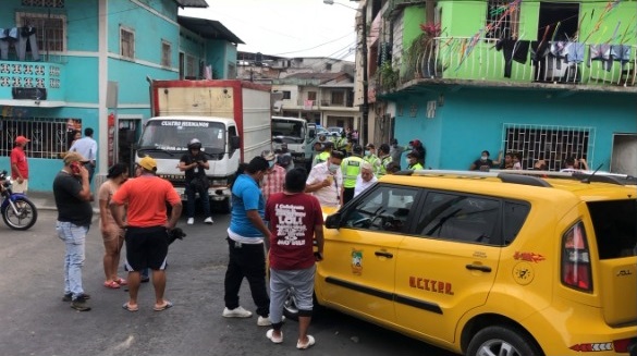 Quevedo: Triple choque en la loma del sector El Atascoso, camión se rodó