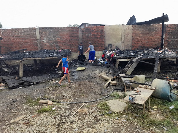 Incendio consumió tres viviendas en Babahoyo