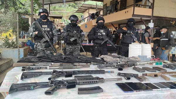 Decomisan fuerte armamento dentro de una mina en Camilo Ponce Enríquez, provincia de Azuay