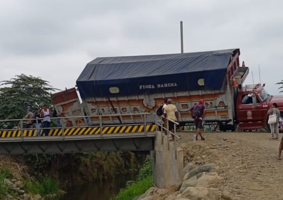 Camión quedó atrapado mientras cruzaba el puente Los Beldacos