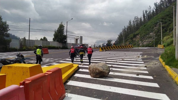 Evacuaciones y daños materiales dejó fuerte temblor en Quito