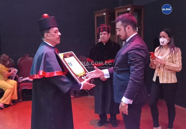 Exconcejal de Quevedo, Orlando Barros recibió doctorado honoris causa