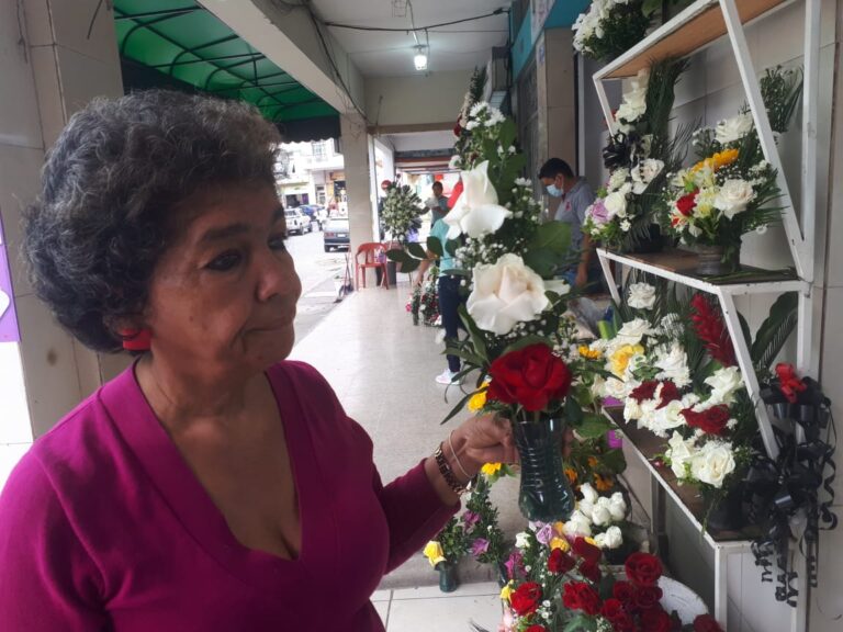 Personas compraron flores más baratas por el Día de los Difuntos