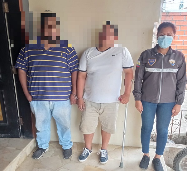 Quevedo: Policía detuvo a dos hombres por tráfico de drogas, uno de ellos andaba con muleta