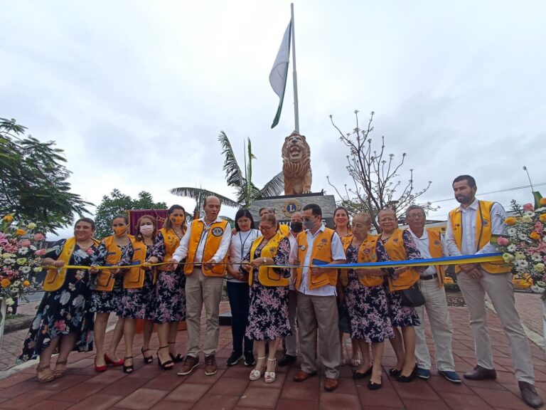 Inauguran nueva estatua de León que representa al Club de Leones de Quevedo