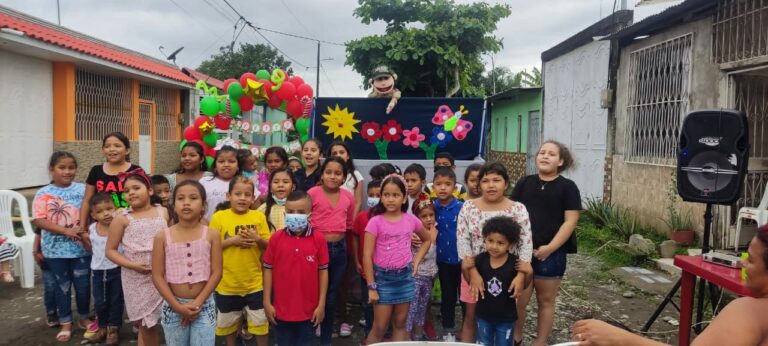 Policía y Comité barrial agasajan a niños en Quevedo