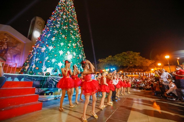 Babahoyo iluminó el árbol gigante de navidad