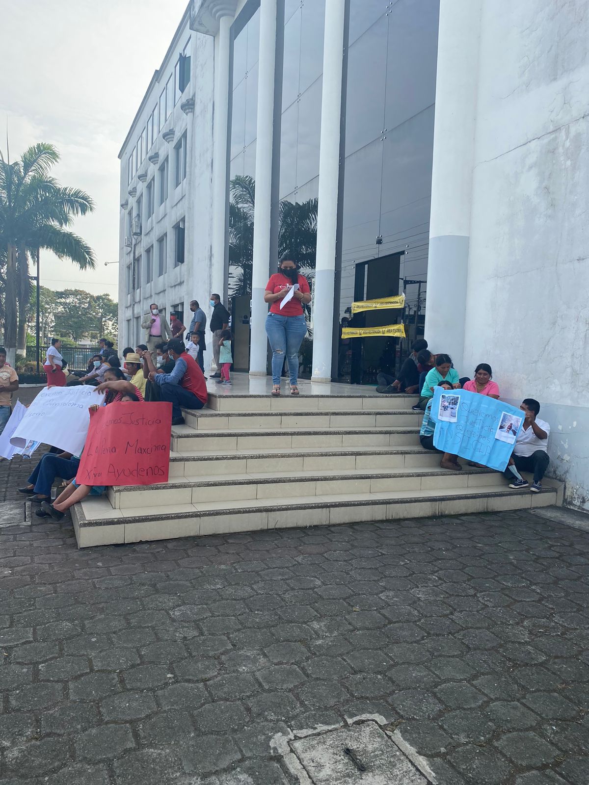 Familiares llegaron con carteles a pedir Justicia y que el victimario reciba la máxima pena. 