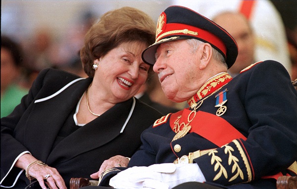 Fallece Lucía Hiriart, viuda del general Pinochet