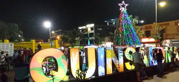 Con luces de bengala y encendido de árbol se inauguró fiestas navideñas