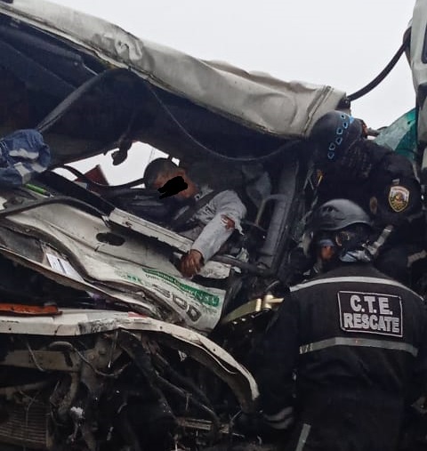 Buena Fe: Tanquero y trailer chocan provocando la muerte de uno de los conductores