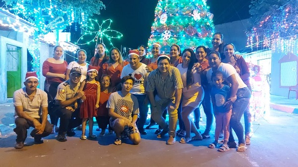 Quinsaloma: Barrio El Mirador realizó el encendido de luces del árbol navideño