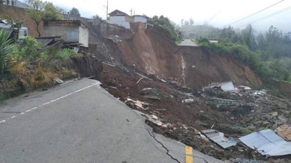 Pánico en Chimbo por hundimiento de suelo