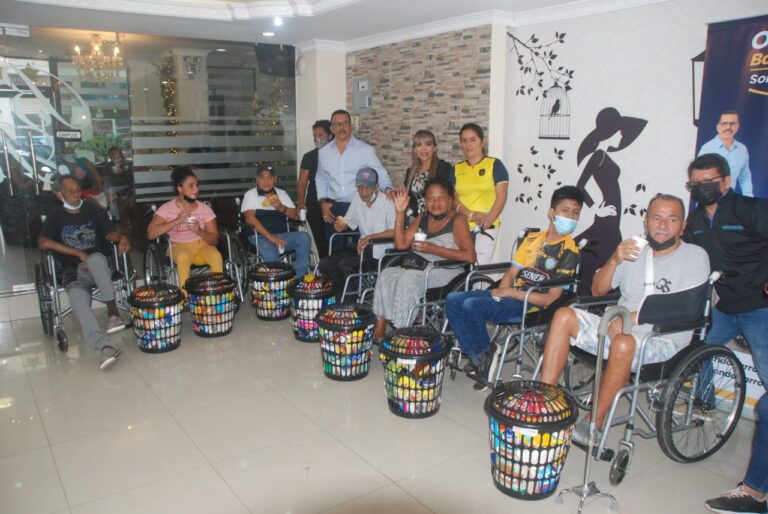 Orlando Barros entrega sillas de ruedas y canastas de víveres