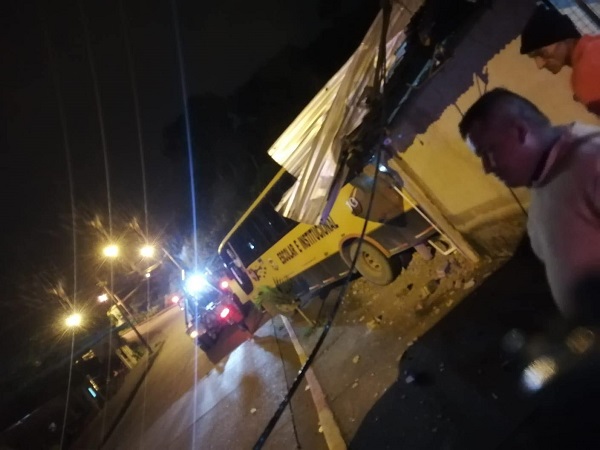 Quevedo: Bus se estrelló contra una casa al intentar subir ‘La loma del Diablo’