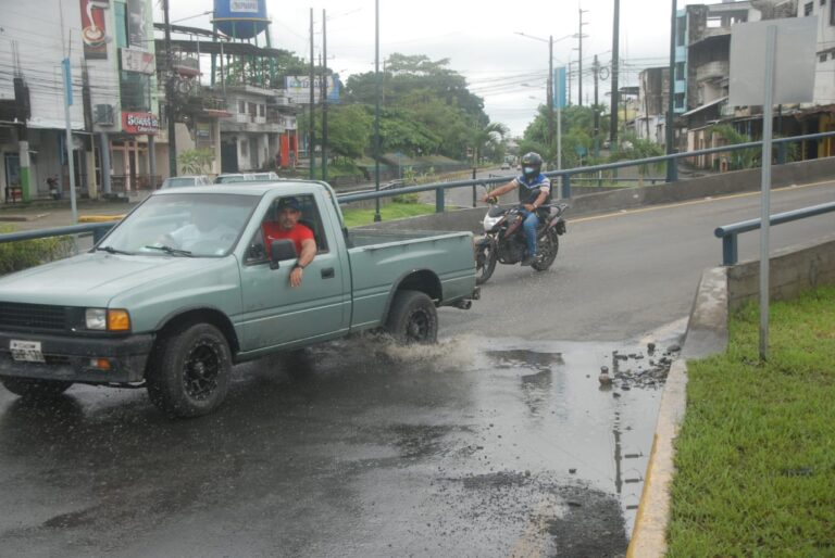 Primeras consecuencias de las lluvias, asfalto se volvió a dañar