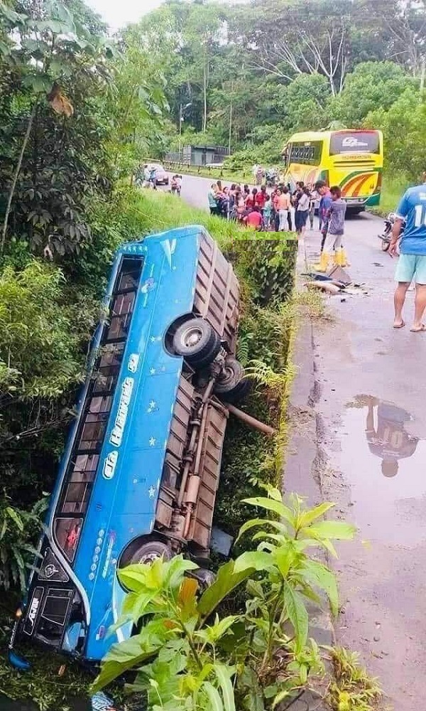 Aparatoso accidente en la vía Loja – Catamayo deja tres muertos y dieciocho heridos