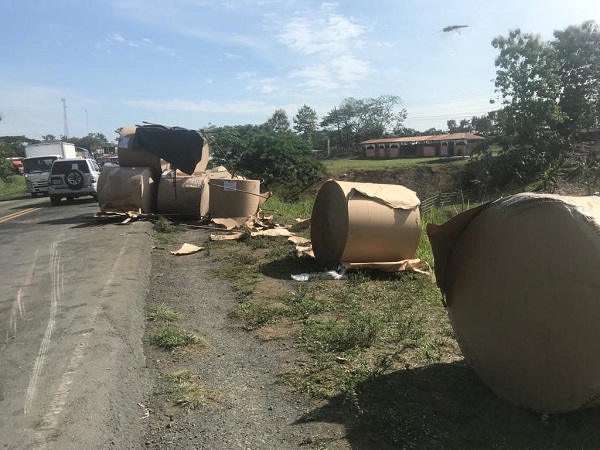 Volcamiento produjo percance y caída de carga