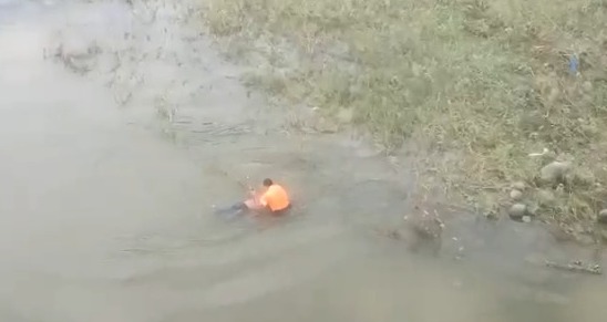 Mocache: Se lanzó al agua para rescatar a un hombre; Pedro Vera es un héroe que no necesita capa