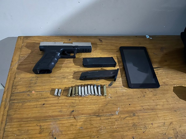 Fusil, armas, accesorios y tres detenidos en operativo policial y militar