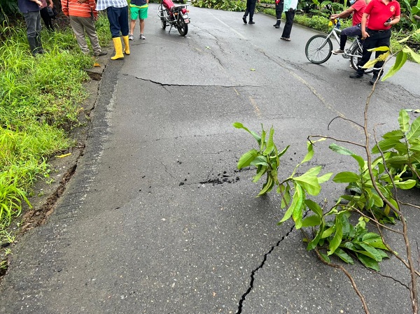 Vía Zapotal – Las Naves – Chacarita, están incomunicados tras socavón de una alcantarilla