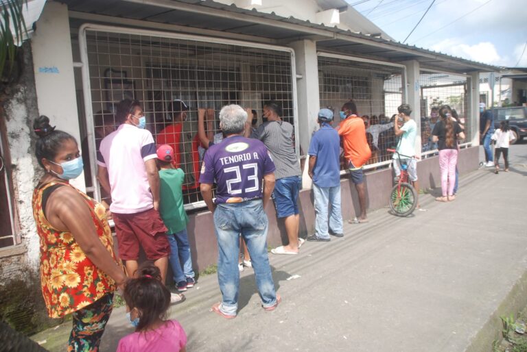 Personas en busca de la vacuna copan los subcentros de Salud